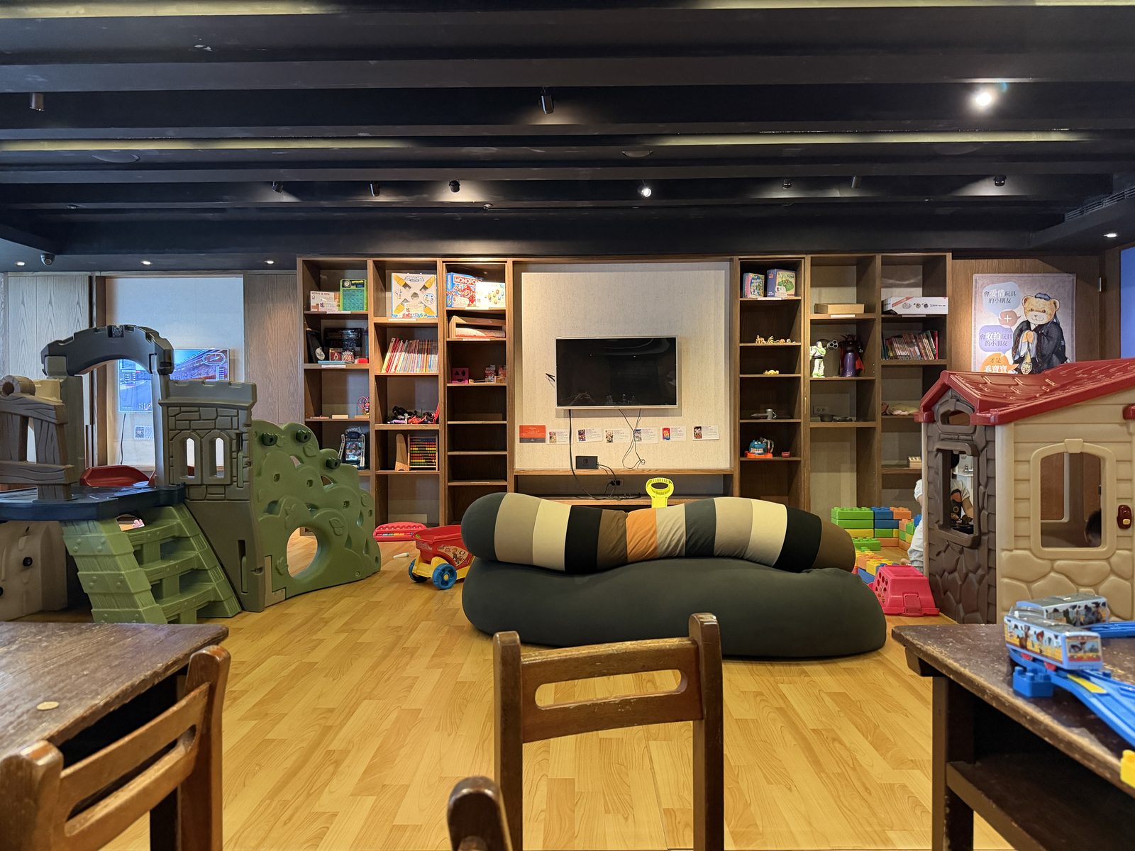 4階のキッズクラブ「小學堂」。大型遊具からボードゲーム、絵本まで揃います