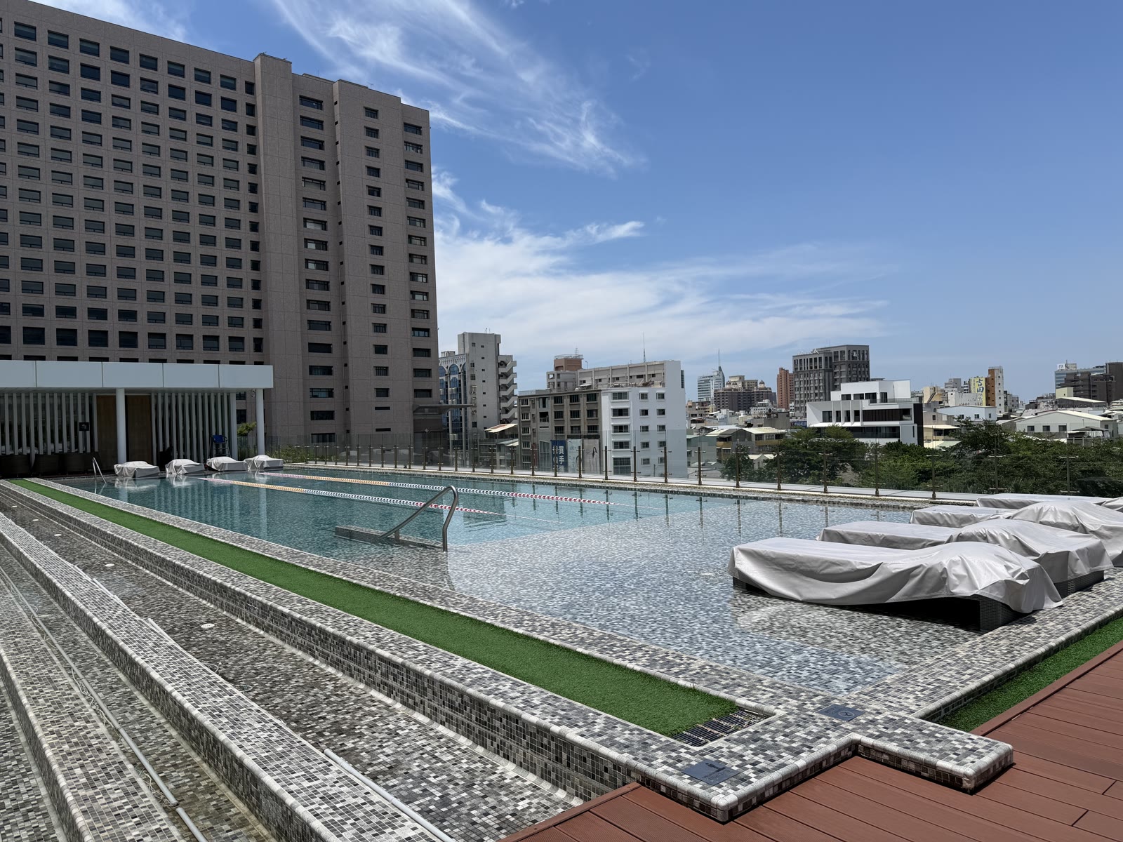 台南市街を望むシルクスプレイス台南の屋外プール