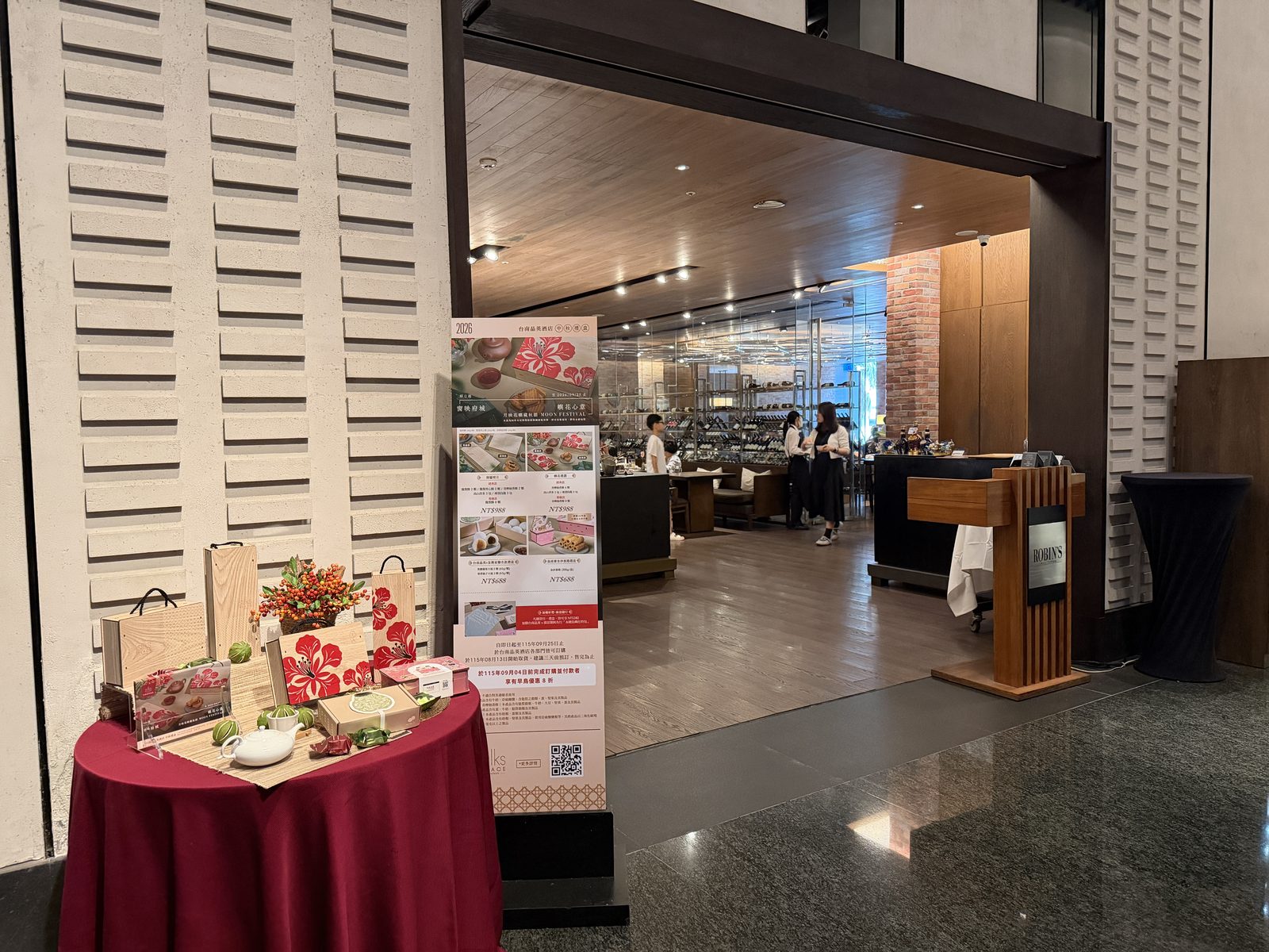 1階のROBIN'S入口。朝はここで部屋番号を伝えて入店します