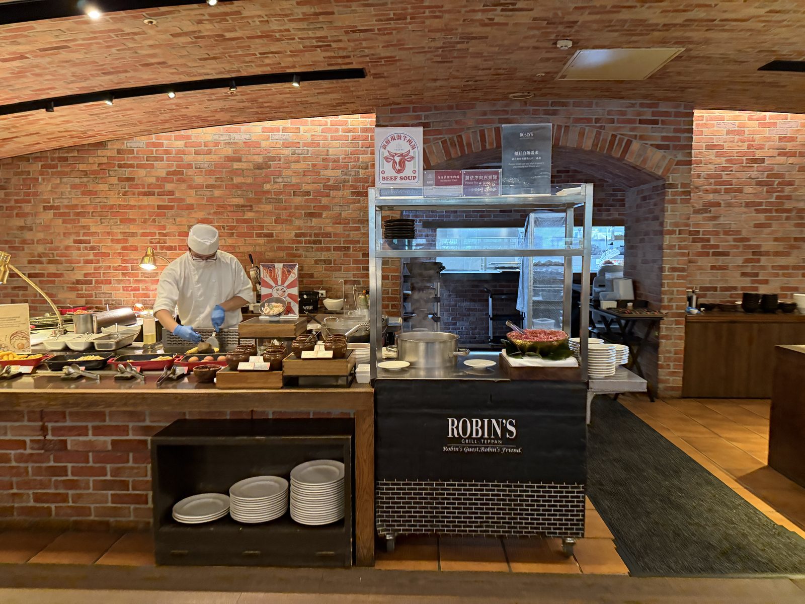 ROBIN'Sのライブキッチン。左が鉄板焼き、右が牛肉湯と海鮮粥のカウンター