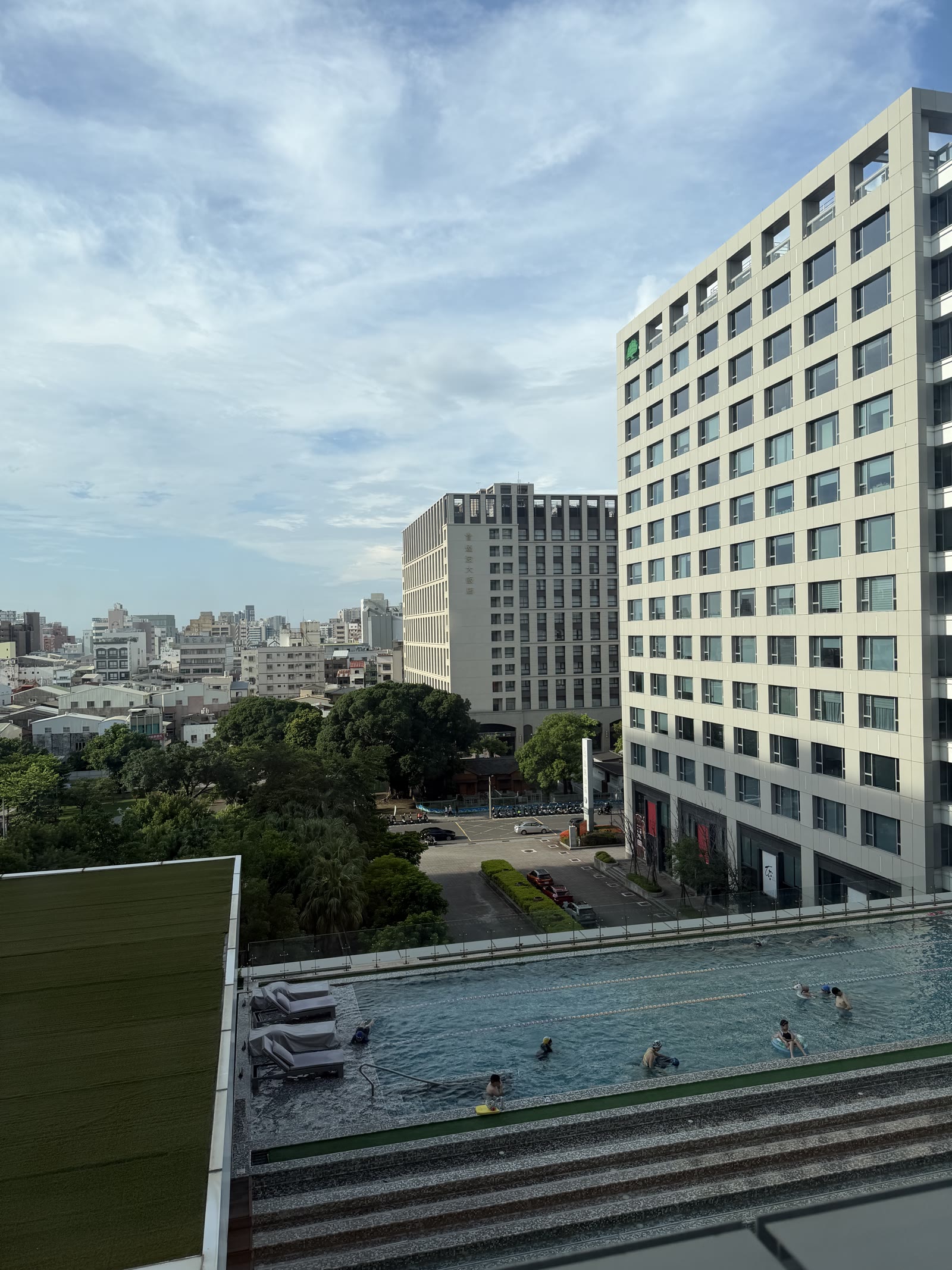 シルクスプレイス台南の客室から見下ろす屋外プールと台南市街