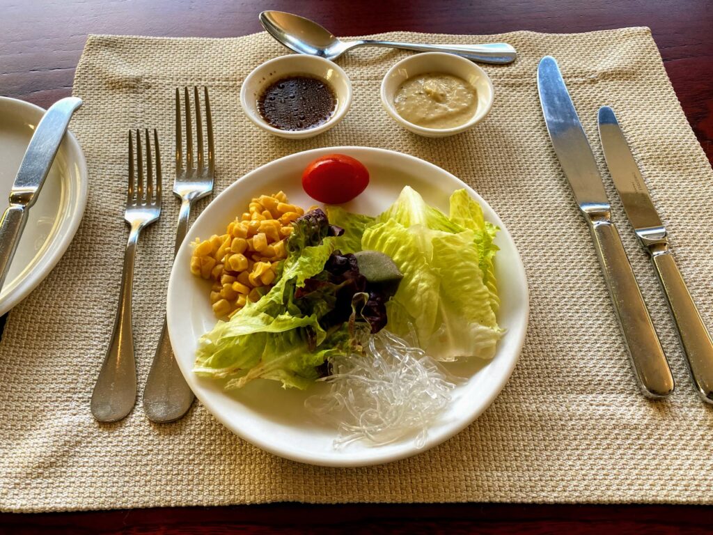 サラダや卵料理を盛り付けたシルクスプレイスタロコの朝食