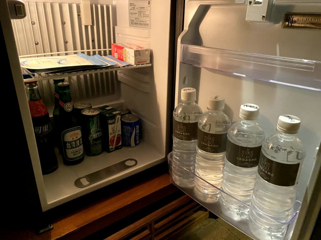 飲料が用意されたシルクスプレイスタロコの客室冷蔵庫