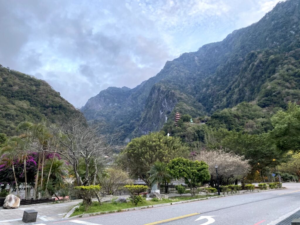 雲がかかる太魯閣峡谷の山並み