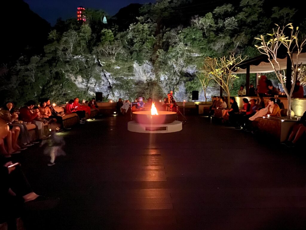 ファイヤーピットを囲んで夜を楽しむ宿泊客