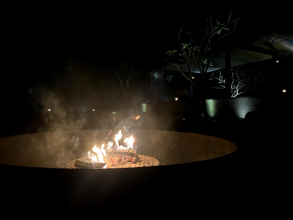 シルクスプレイスタロコ屋上の円形ファイヤーピット