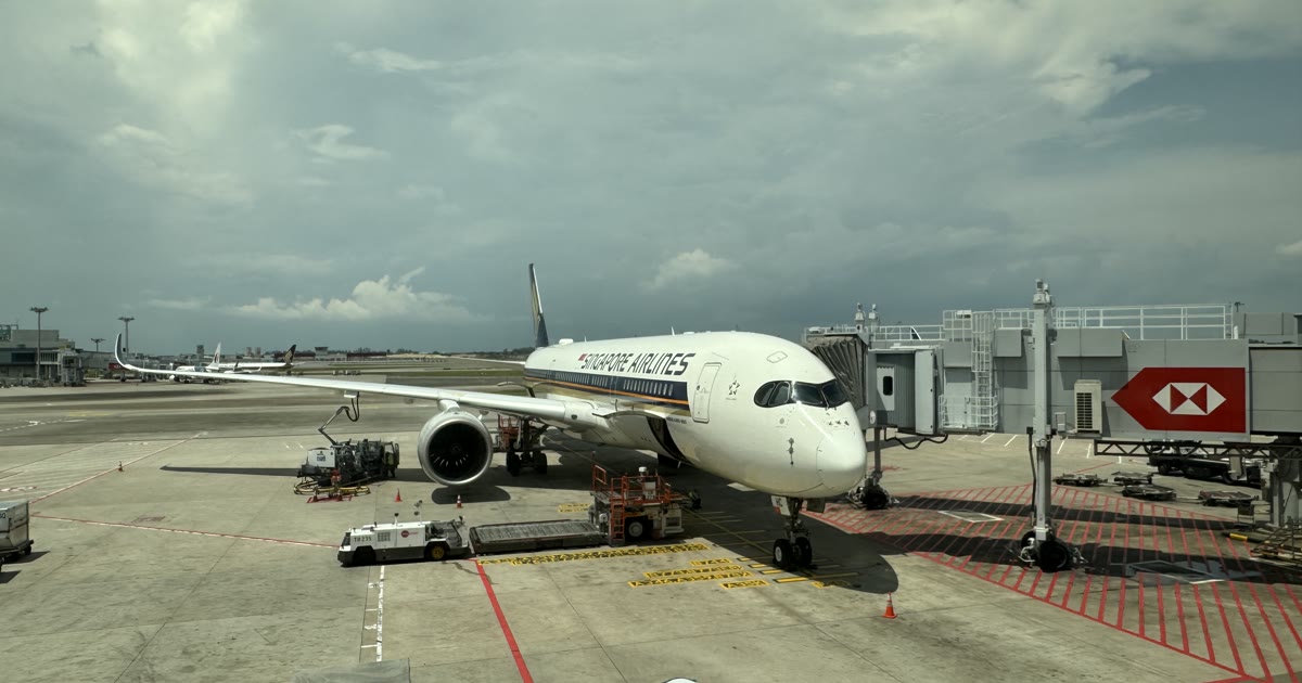 空港の搭乗口に駐機するシンガポール航空の機体