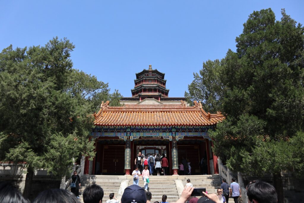排雲門の奥に仏香閣が重なる頤和園・万寿山の中心軸