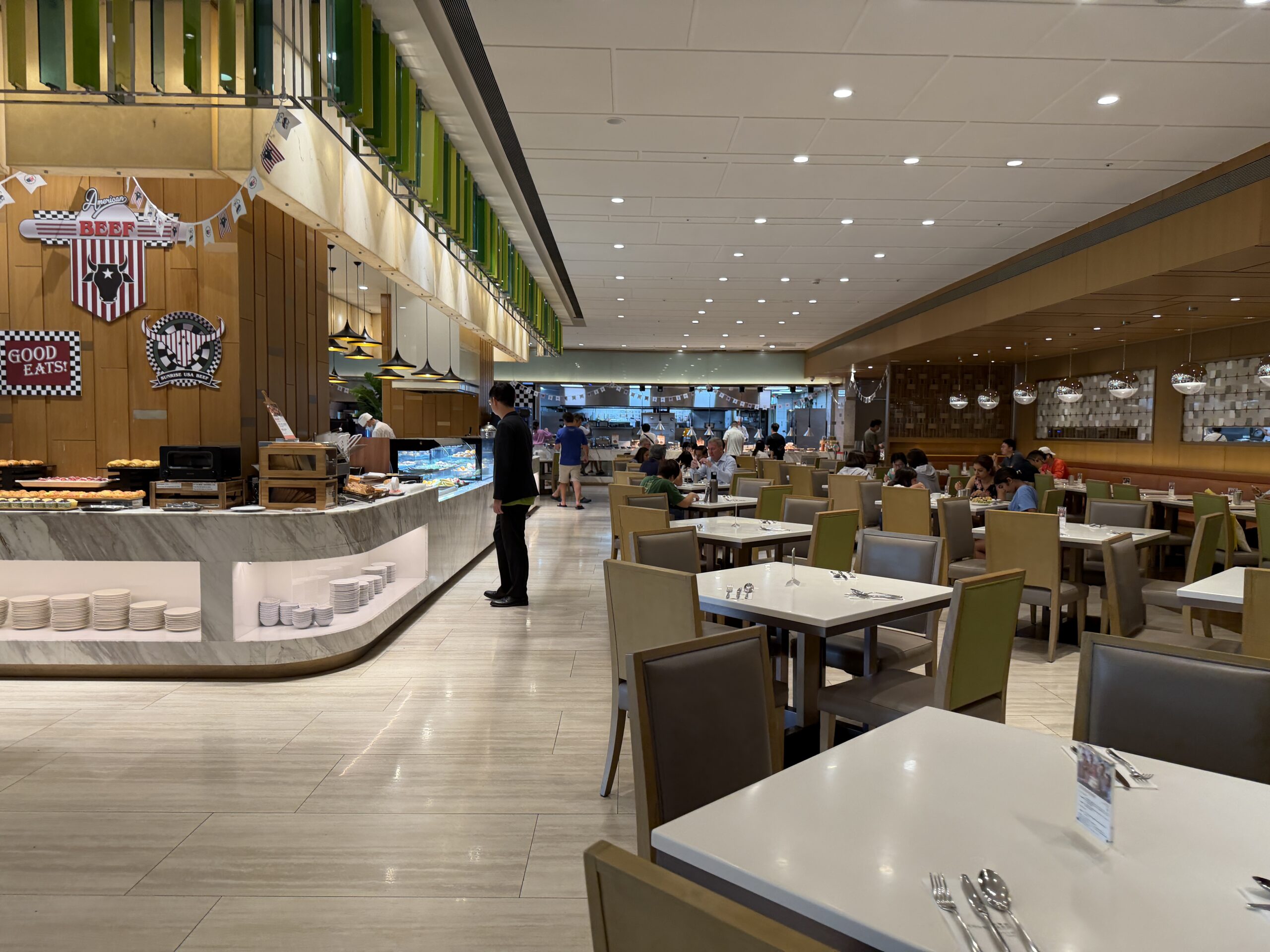コートヤード台北7階のSunrise Restaurant店内