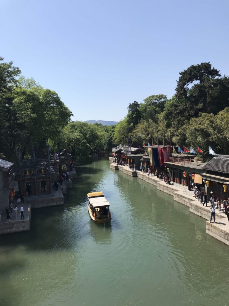 頤和園北側の蘇州街を流れる運河と遊覧船