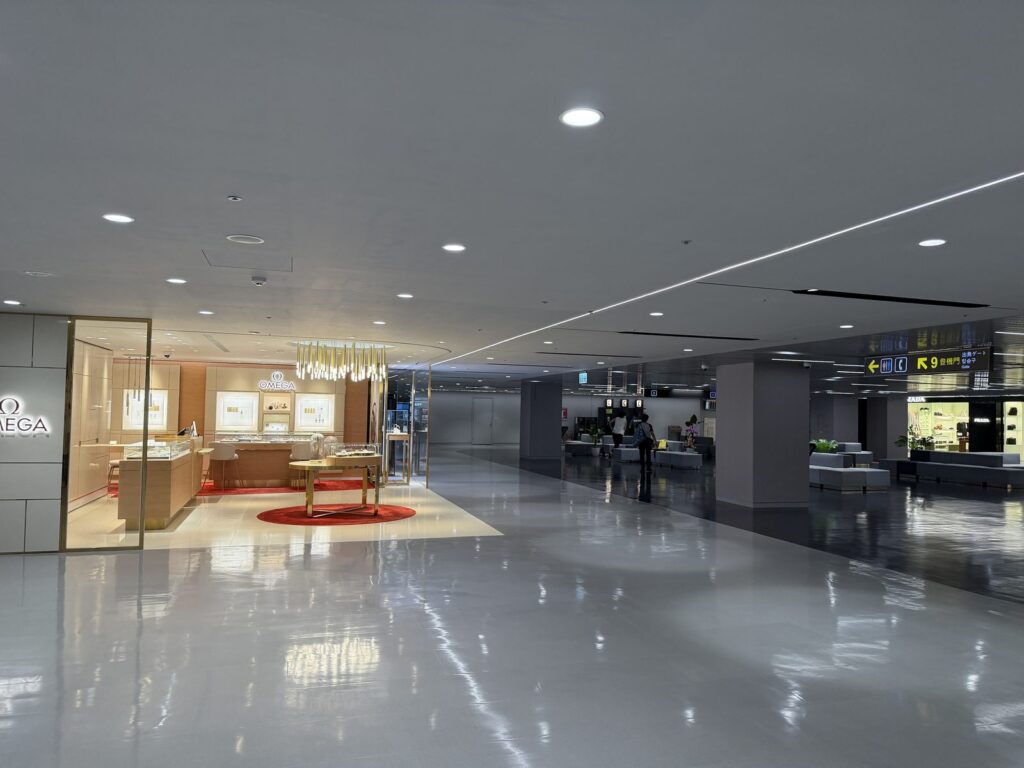 台北松山空港 制限エリアのOMEGAブティックと9番ゲート方向の案内