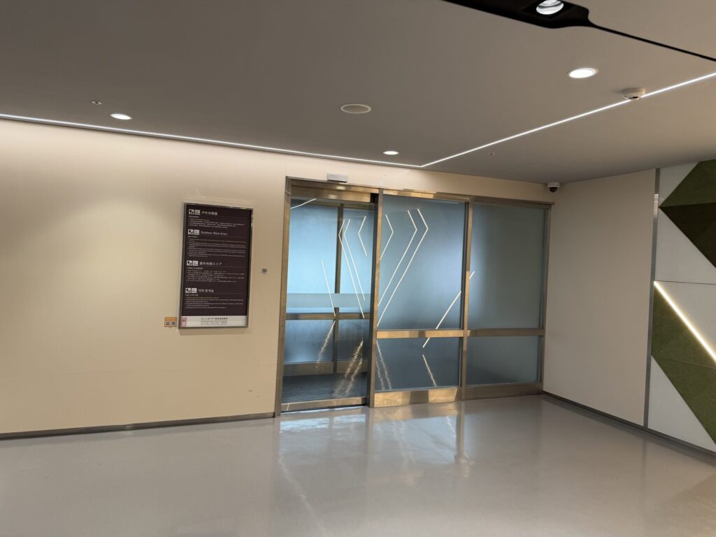 台北松山空港 4番ゲート付近の屋外休憩エリア(喫煙所)の入口