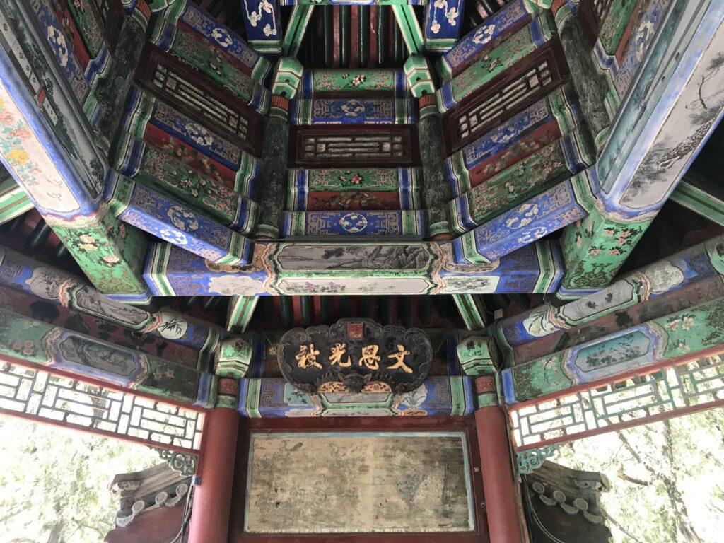 頤和園の門に残る精緻な彩色天井と扁額