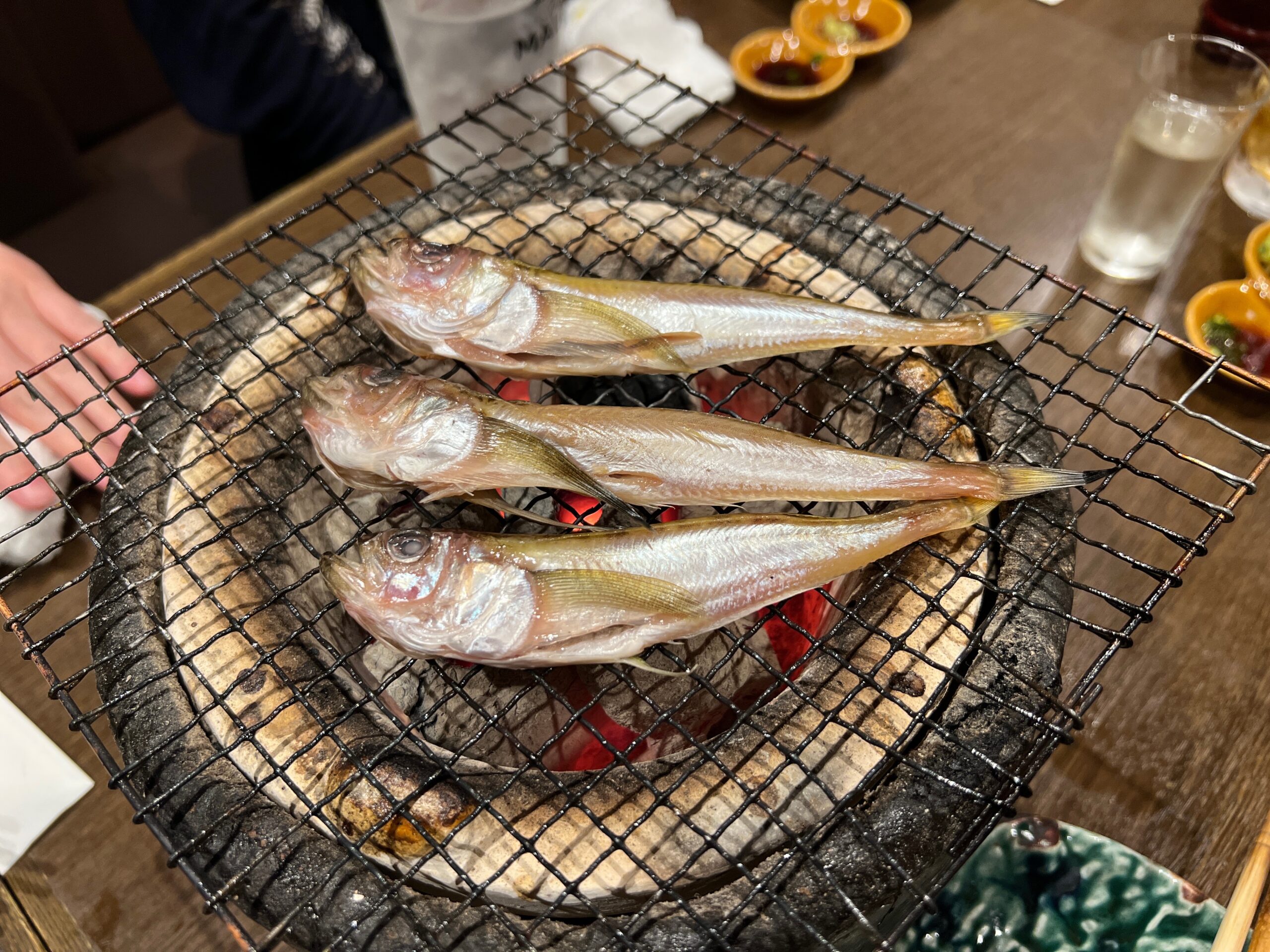 牧野で炭火焼きにする地魚の姿焼き