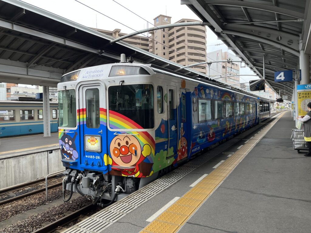 高松駅ホームに停車する瀬戸大橋アンパンマントロッコの車両