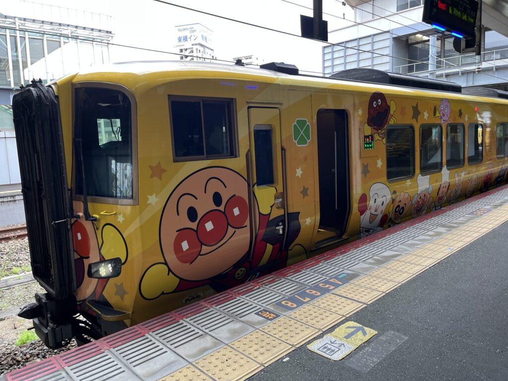 アンパンマントロッコの一般車両のカラフルな指定席