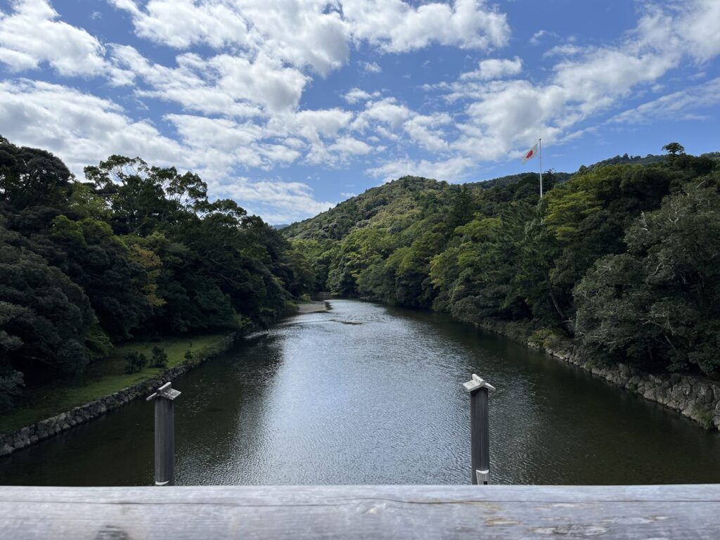 伊勢神宮 内宮 五十鈴川の流れと国旗掲揚台