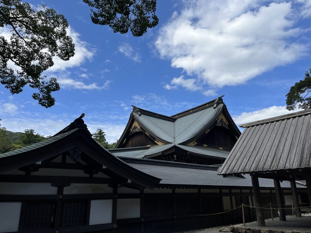 伊勢神宮 内宮 社殿の千木と鰹木のある屋根