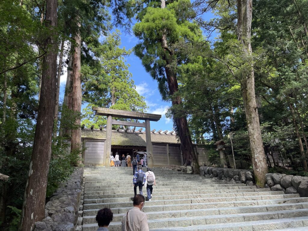 伊勢神宮 内宮 社殿へ続く石段と茅葺屋根の鳥居