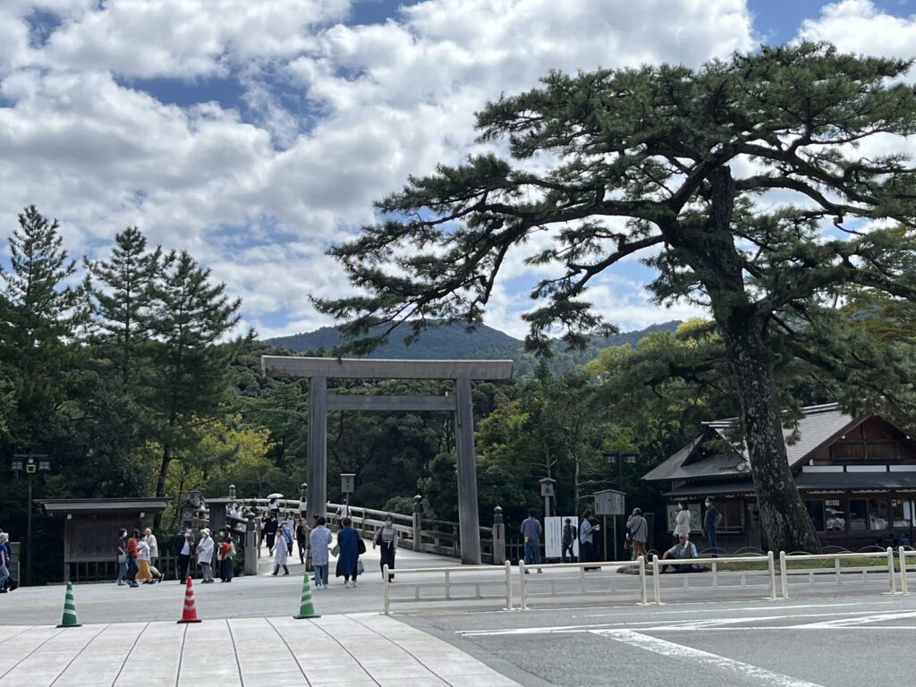伊勢神宮 内宮 参道にかかる橋と大きな鳥居