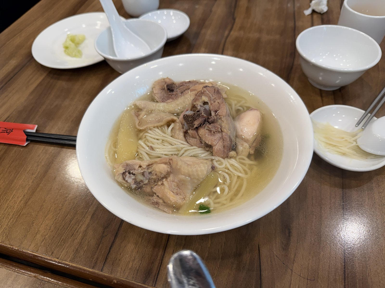 骨付き鶏肉と細麺が入った京鼎小館の鶏湯麺