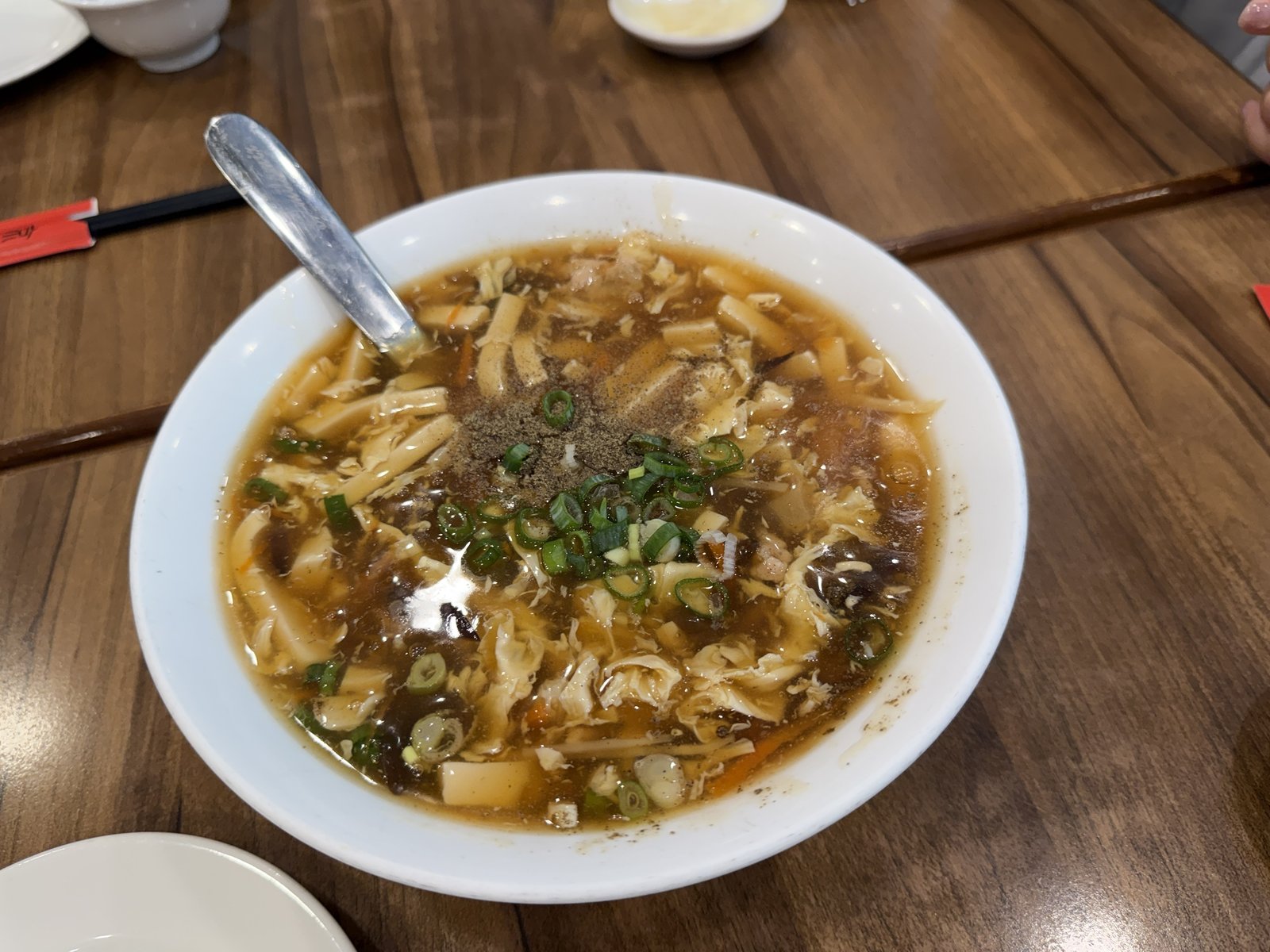 白胡椒と青ねぎをのせた京鼎小館の酸辣湯