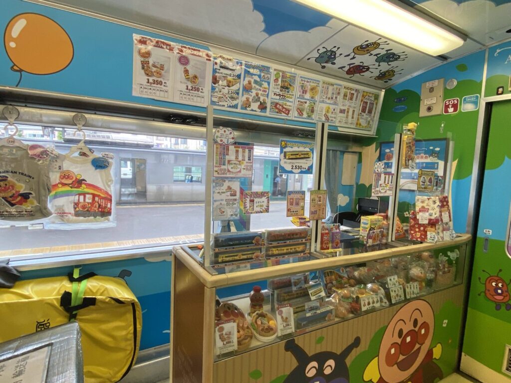 岡山駅に停車する土讃線きいろいアンパンマン列車の車両