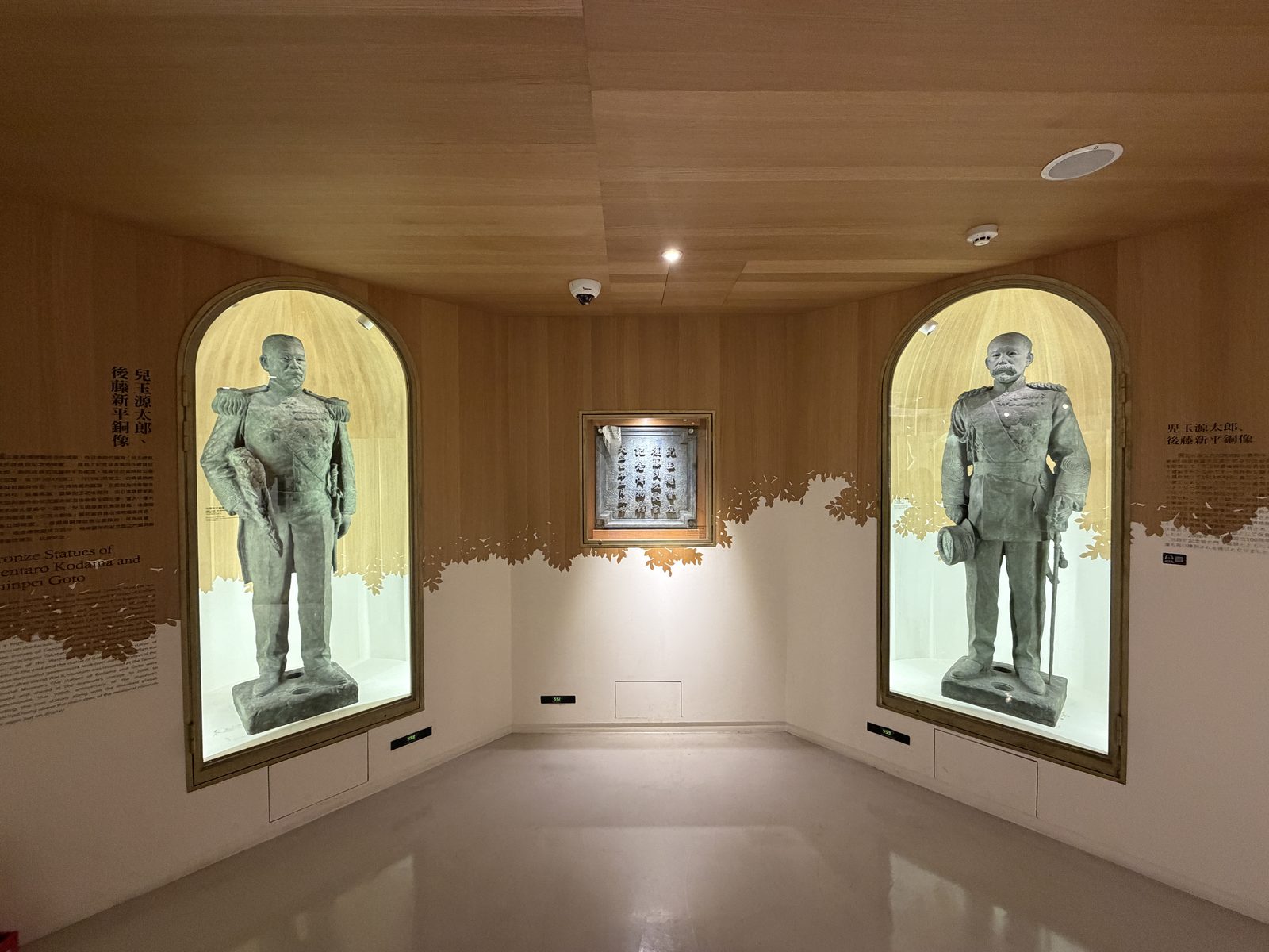 児玉源太郎と後藤新平の銅像が向かい合って展示されている室内