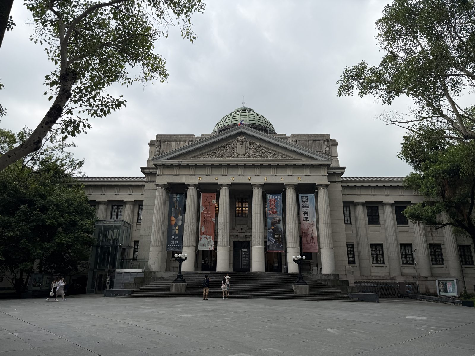 国立台湾博物館本館の外観。ドームと列柱を持つ古典様式の建物
