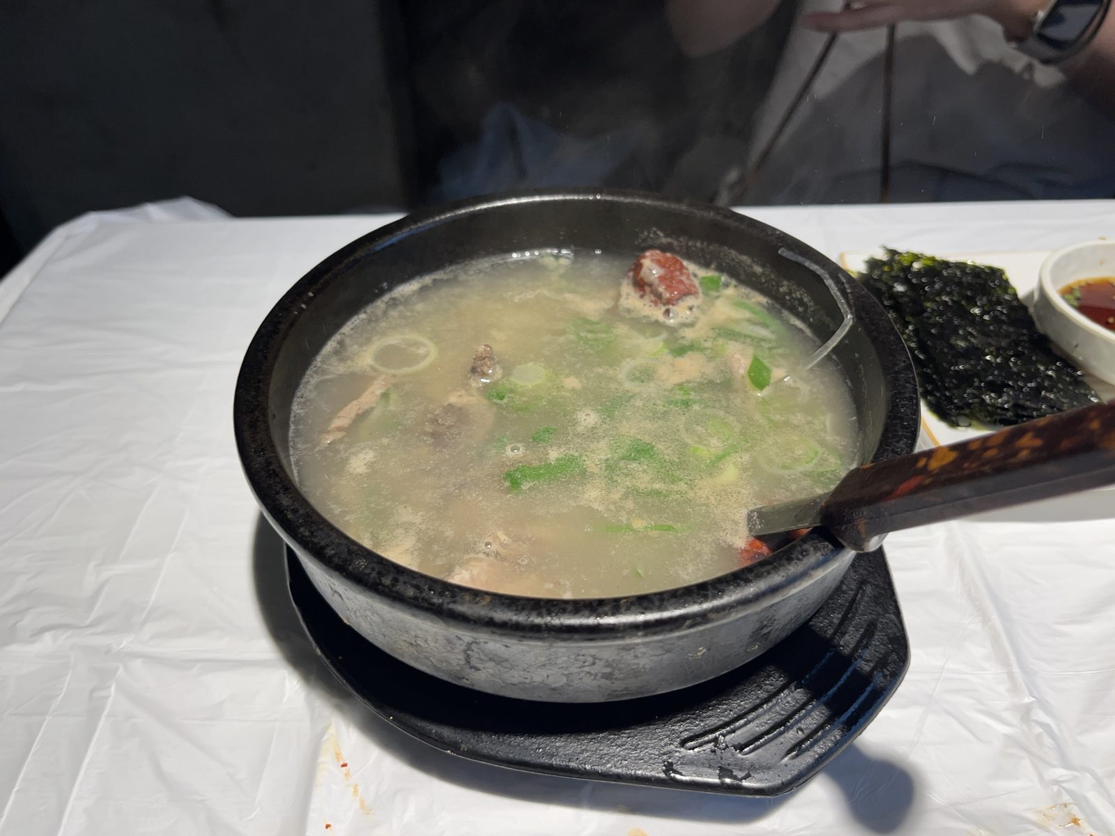 オダリチプ明洞本店の土鍋スープ(ナツメ入り)