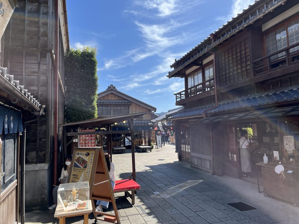 おはらい町の路地に並ぶ醤油店などの店舗
