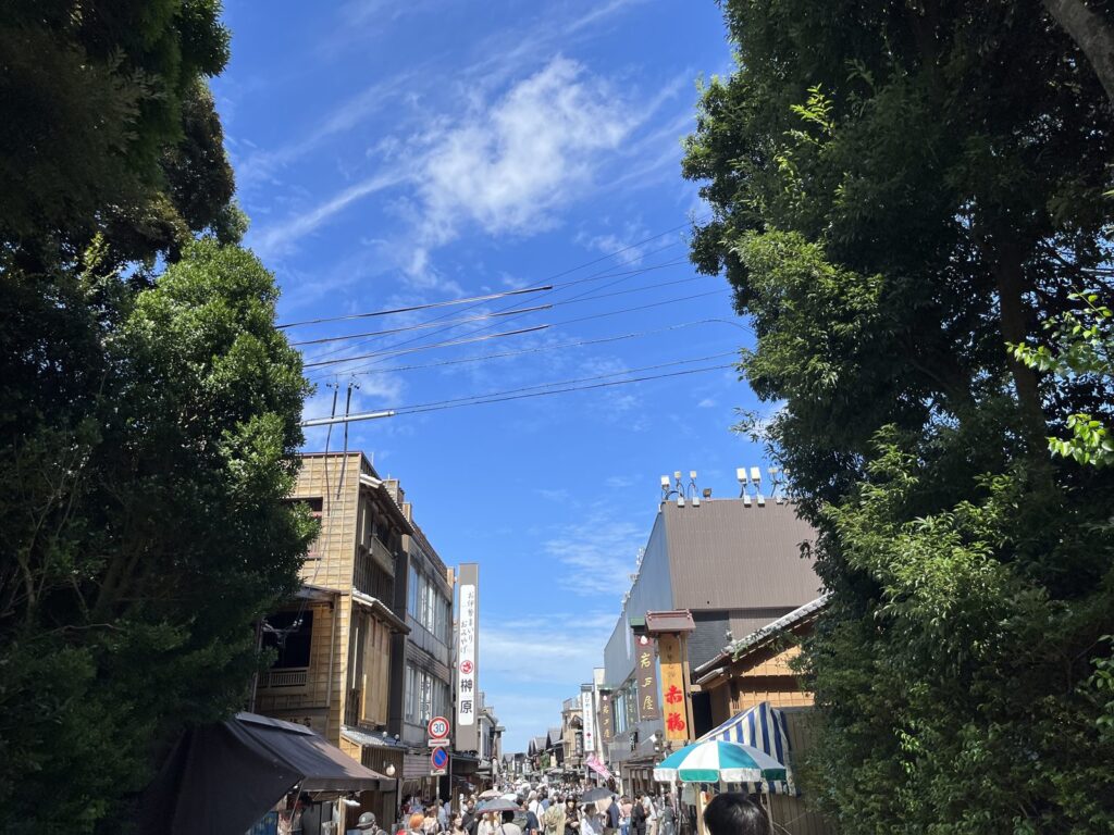 おはらい町通りの街並みと参拝客