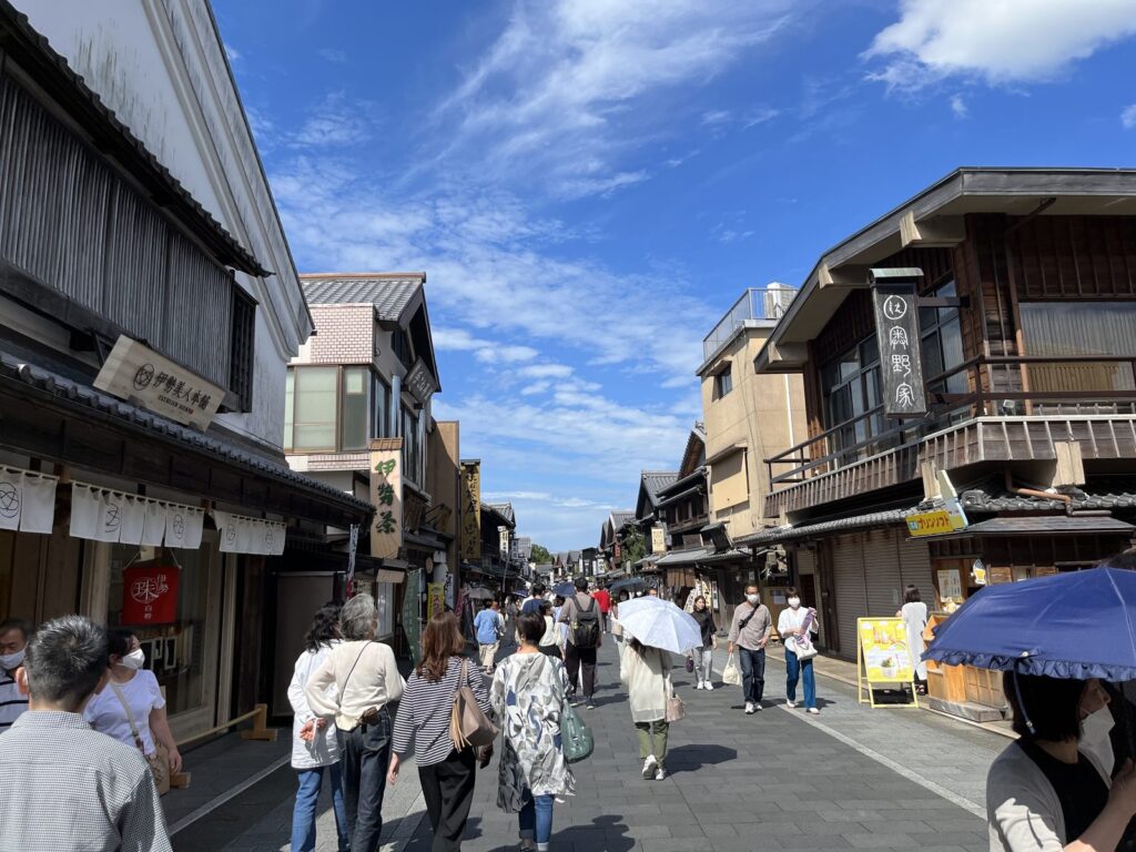 おかげ横丁の賑わいと店舗が並ぶ通り