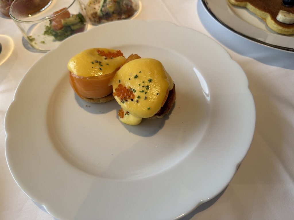スモークサーモンといくらをのせたエッグベネディクト