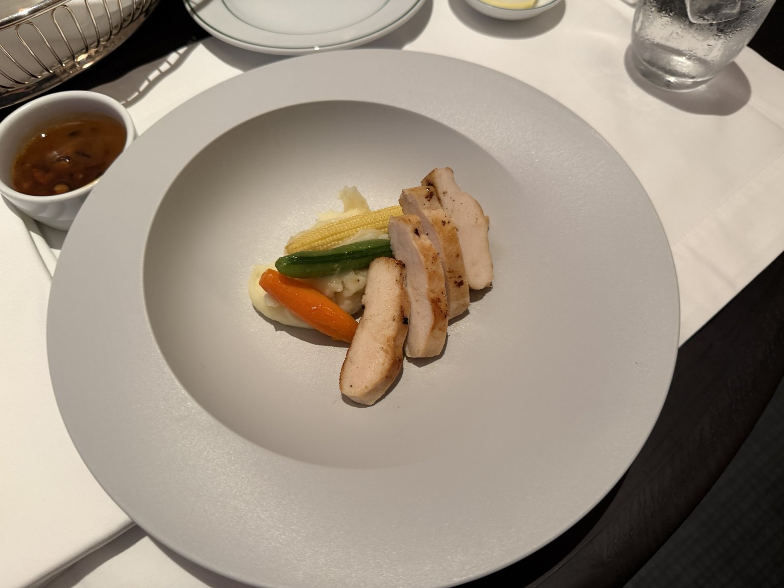 パーク ハイアット 東京のインルームダイニングの鶏胸肉のロースト。マッシュドポテトと人参・ヤングコーン・スナップエンドウ、ソースは別添え