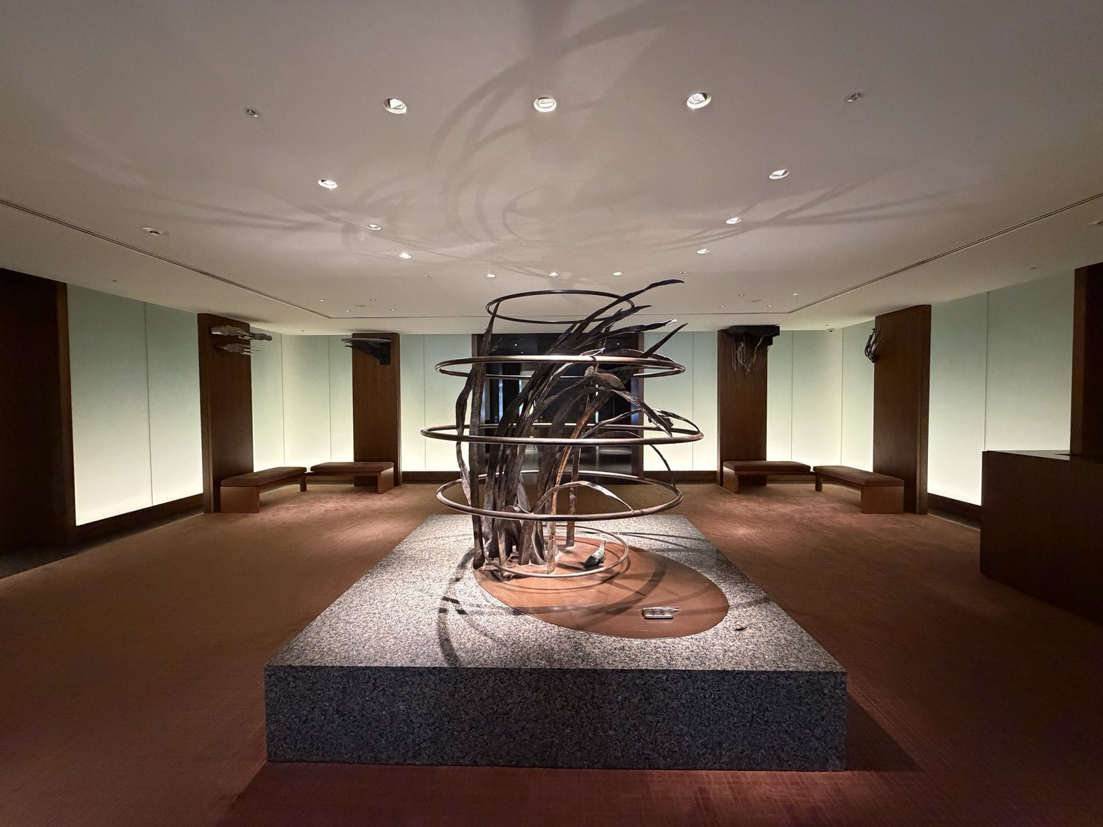 館内のエレベーターホールに置かれた大型のアートワーク