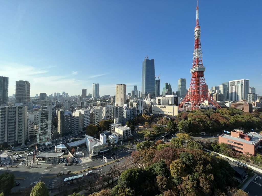 ザ・プリンス パークタワー東京の客室から望む東京タワーと都心の眺望