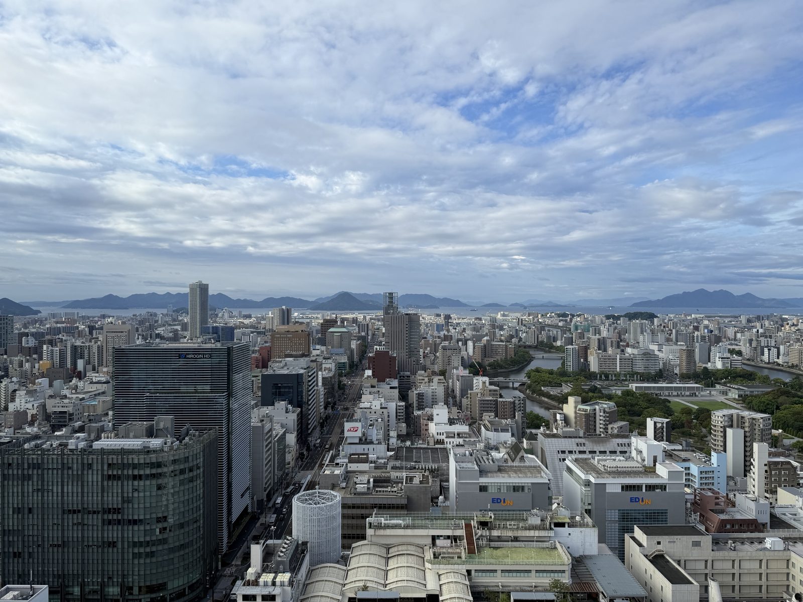 高層階から望む広島市街。ビル群の先に瀬戸内海と島々が広がる