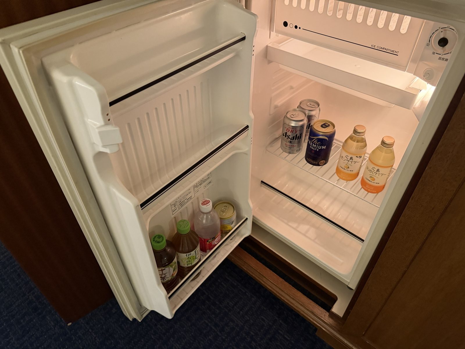 冷蔵庫の中身。ビールやお茶に加えて広島レモンサイダー・はっさくサイダーが並ぶ