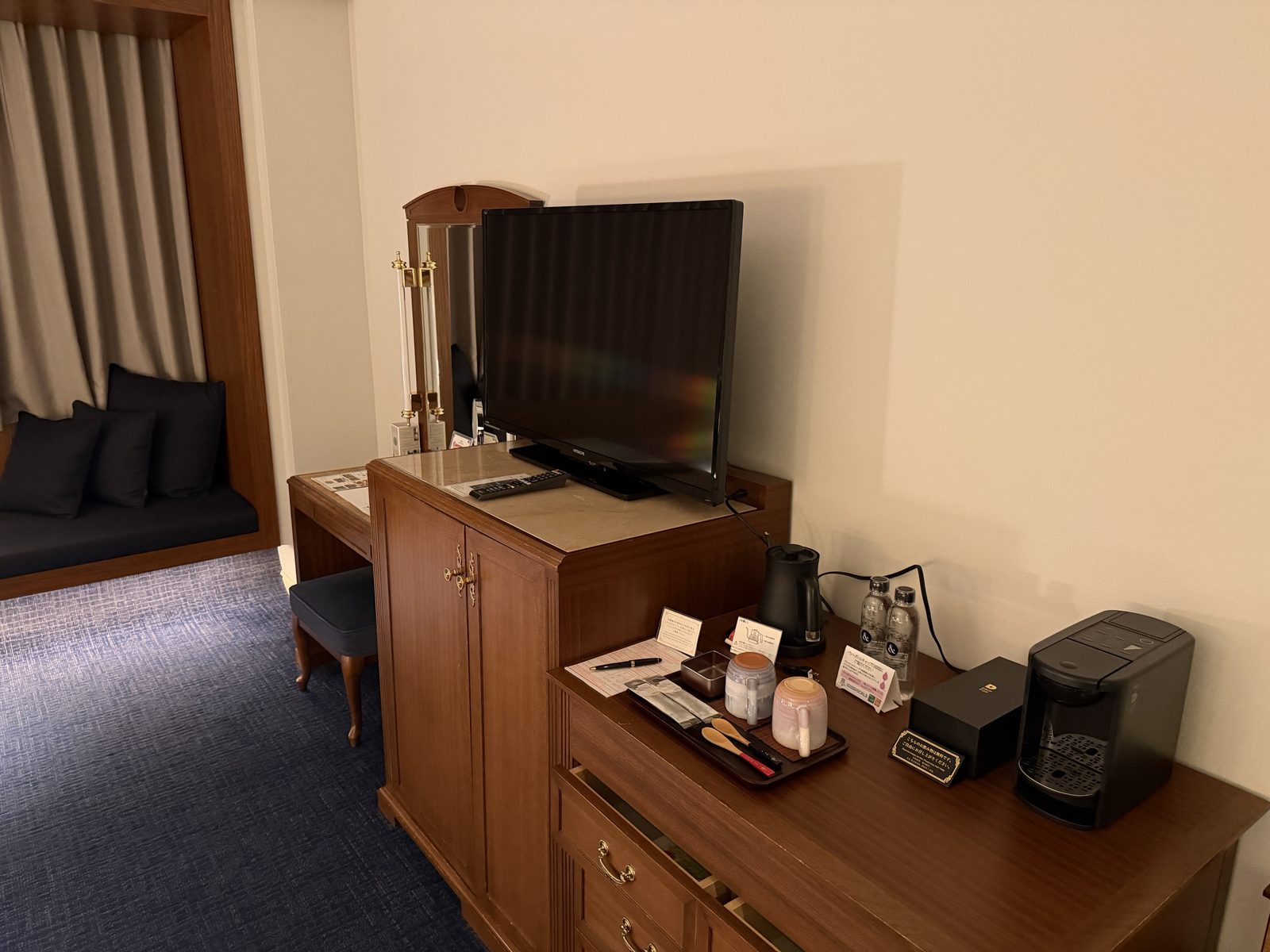 チェスト上のテレビとドレッサー。木製家具でまとめられたクラシカルな内装