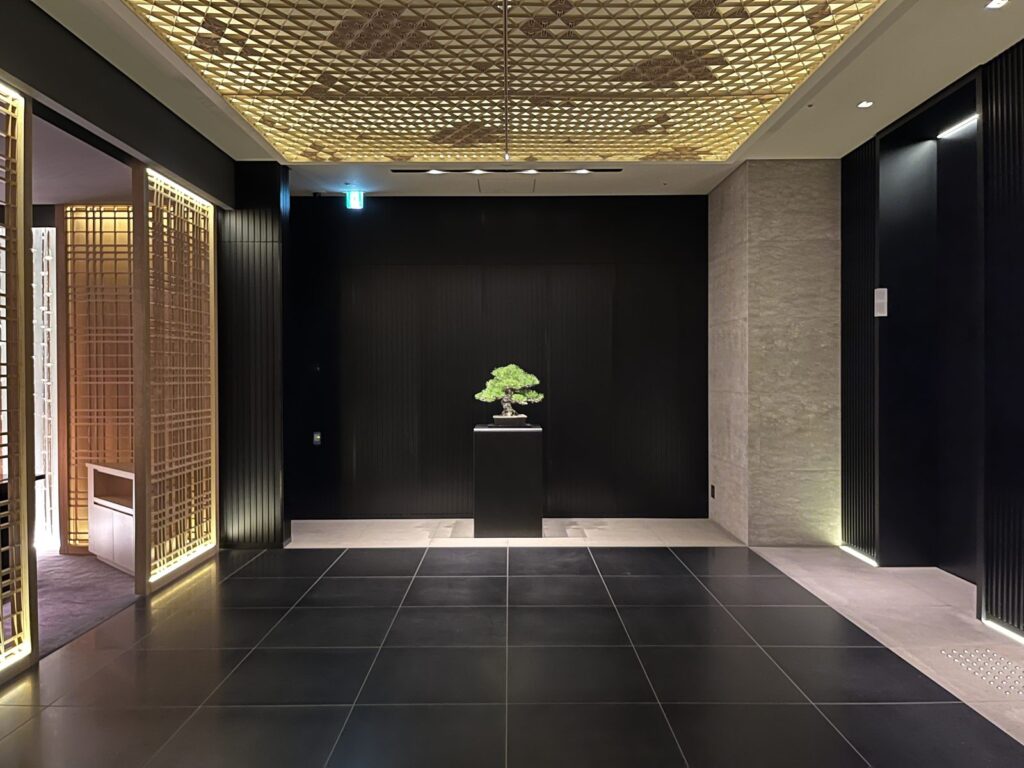 ザ・リッツ・カールトン京都 エレベーターホールと盆栽の展示