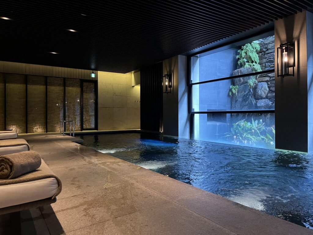 ザ・リッツ・カールトン京都の屋内プール