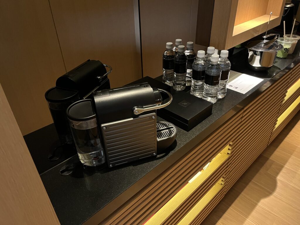 ザ・リッツ・カールトン京都 客室のコーヒーマシンとミネラルウォーター