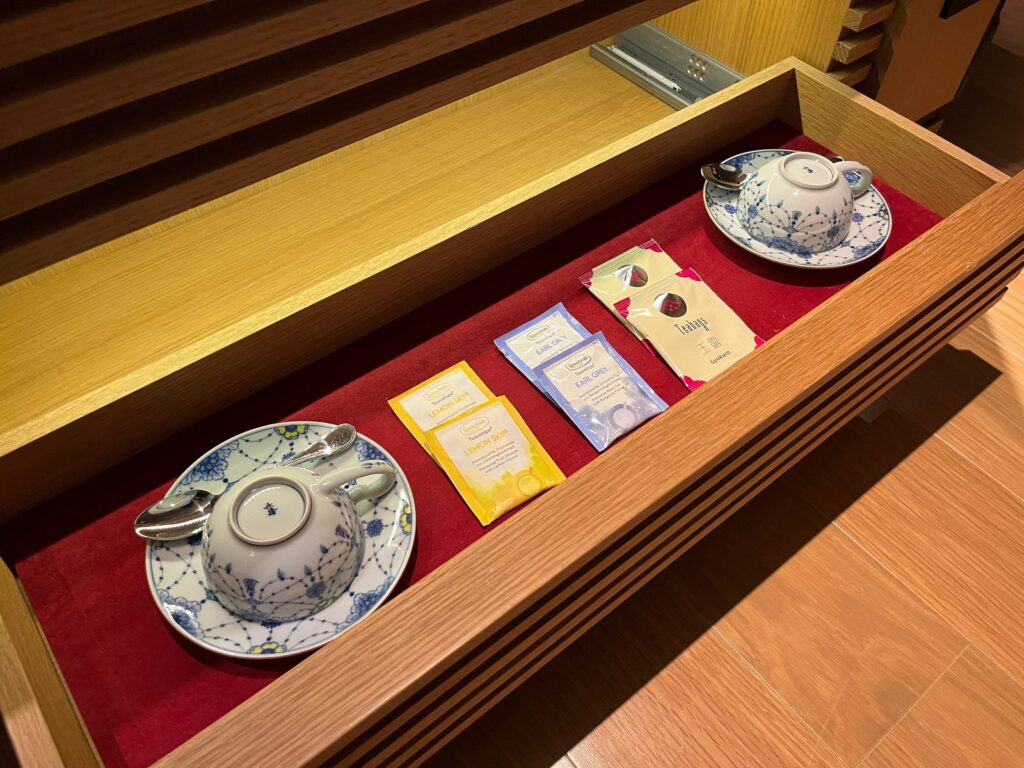 ザ・リッツ・カールトン京都 客室の茶器と紅茶のセット