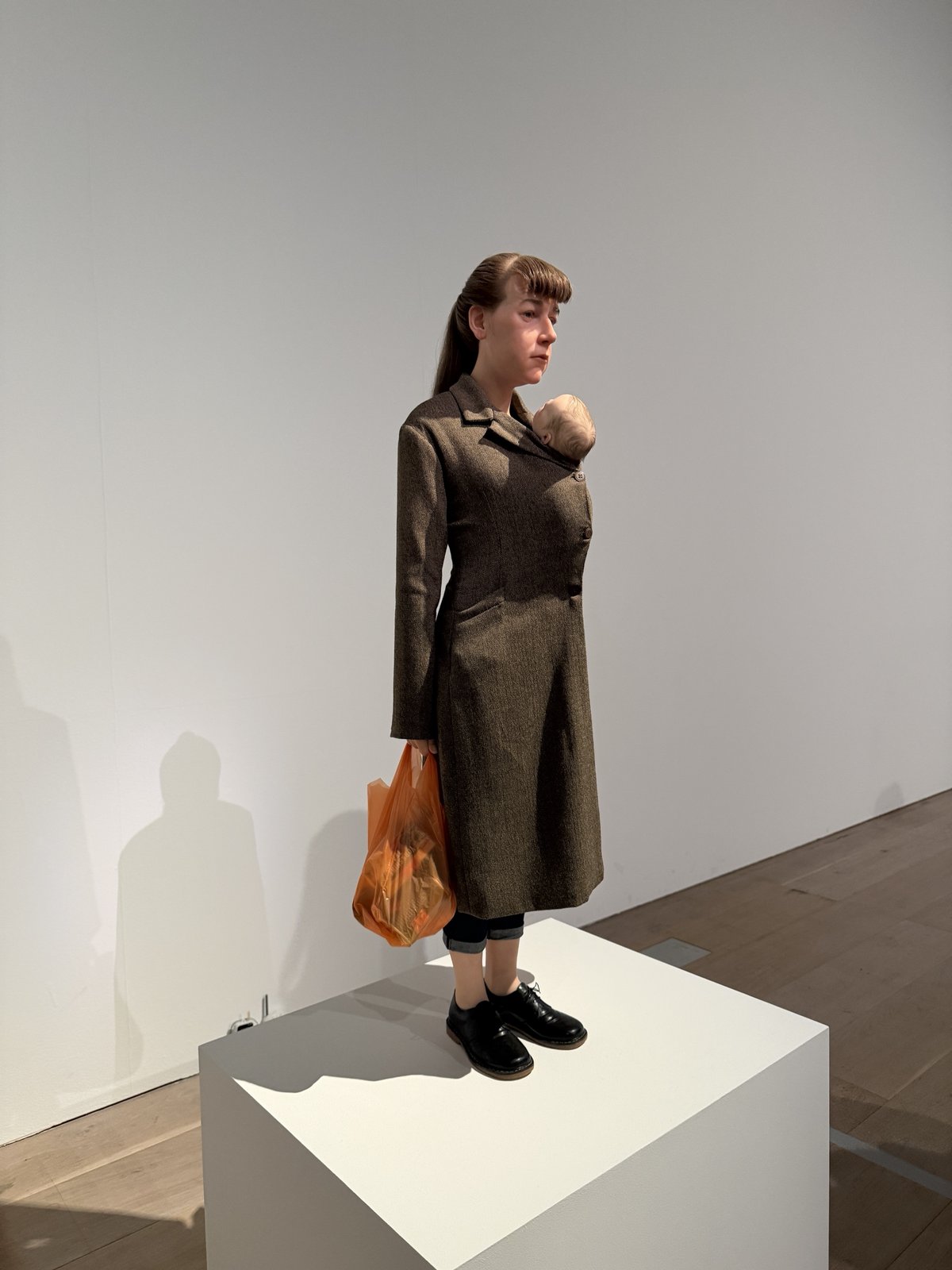 ロン・ミュエク《買い物中の女》2013年の展示風景