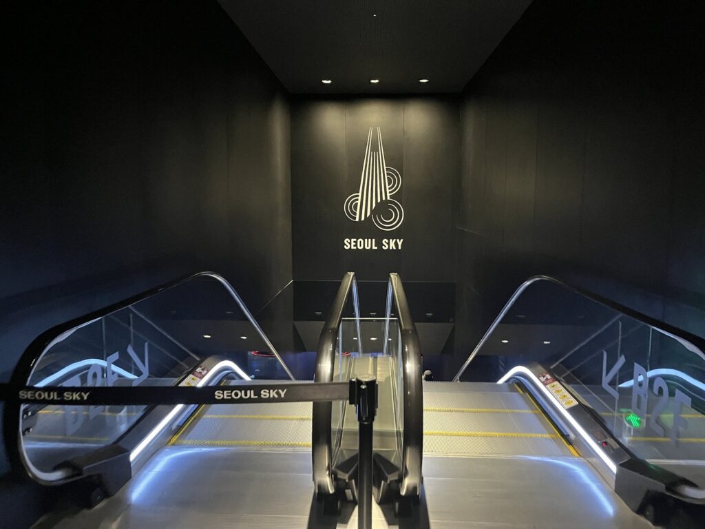 ソウルスカイ展望台入口のエスカレーターとロゴ