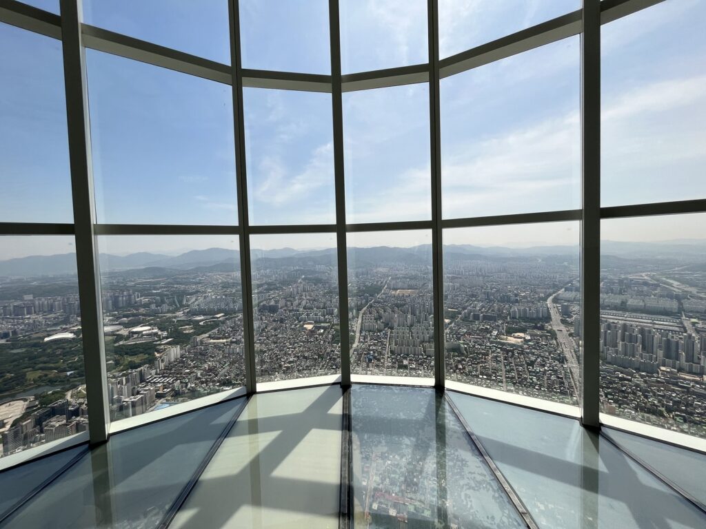 ソウルスカイのガラス床から見下ろすソウル市街