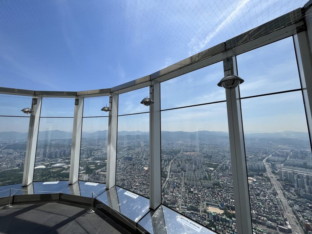 ソウルスカイ展望フロアのガラス窓とソウルの街並み