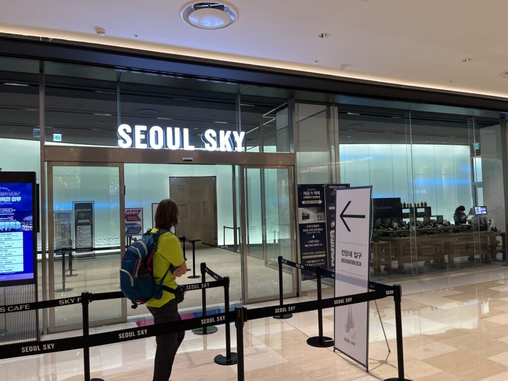 ソウルスカイ展望台の入口とObservation Deckの案内