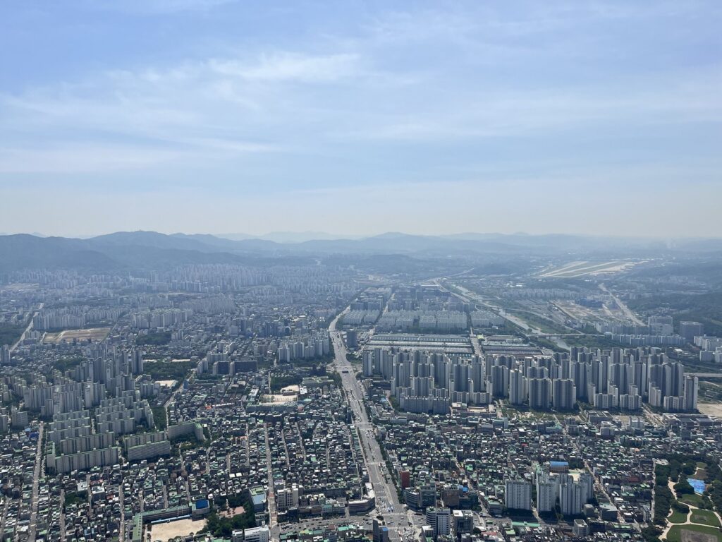 ソウルスカイから広がるソウル市街と遠くの山々